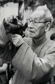 中國最早<em>的</em><em>攝影</em>記者郎靜山，把中國繪畫<em>的</em>原理應(yīng)用到<em>攝影</em>上<em>的</em>第一人