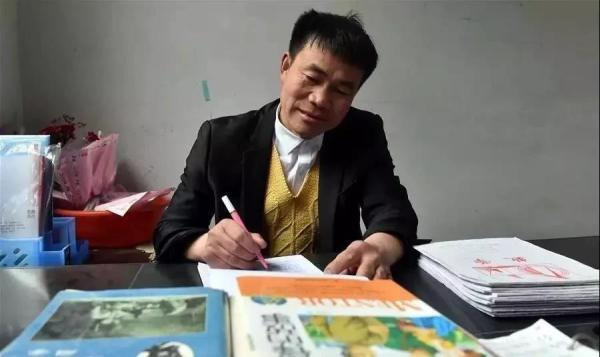 <em>鄉村</em><em>教師</em><em>張</em><em>玉</em><em>滾</em>，山里缺師少教，<em>他</em>把自己練就成了全科<em>教師</em>