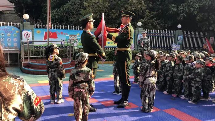 小小迷彩兵 大大軍營(yíng)夢(mèng) ——龍穴街幼兒園“少兵小將”<em>愛國(guó)</em>主義<em>教育</em>活動(dòng)紀(jì)實(shí)