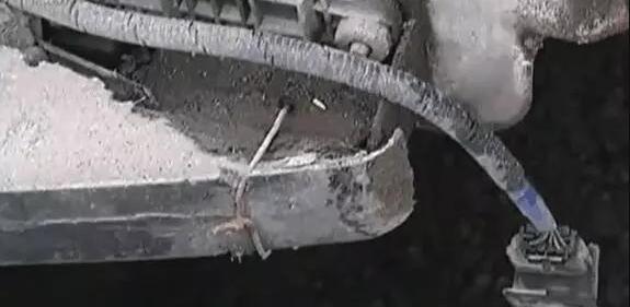 去<em>汽修廠</em>修事故車，卻發現鐵絲綁保險杠
