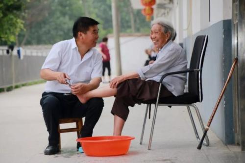 李銀江：老人的關(guān)切就是我的行動