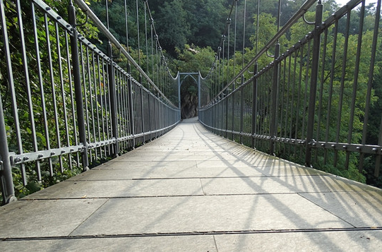 鐵索橋—中國(guó)現(xiàn)存的古老鐵索橋之一，又稱(chēng)<em>瀘定橋</em>