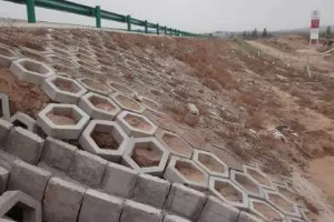路基<em>坡</em>面防護—防止路基<em>坡</em>面溜坍等病害所采取<em>的</em>防護加固措施