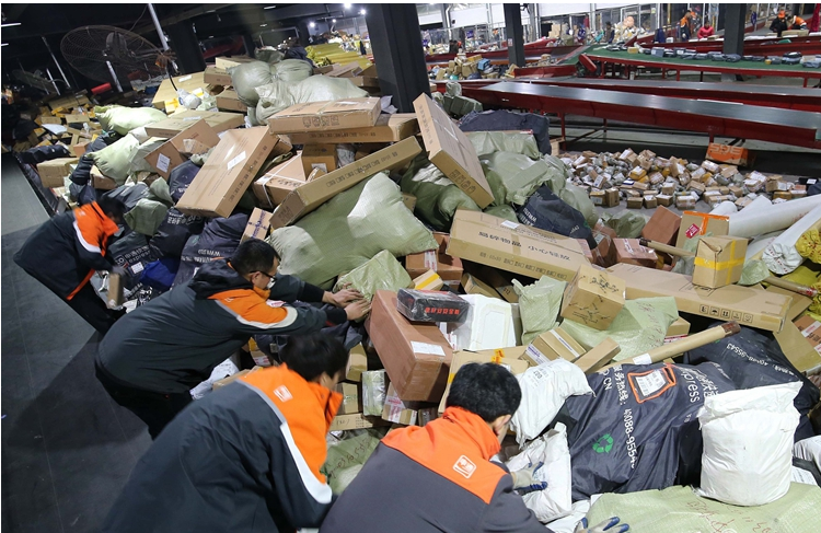 山東濰坊：雙十一物流<em>爆</em><em>倉</em>快遞小哥分揀忙