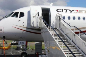 民航客機艙門又厚又重，為什么不安裝自動門，反而要空姐手動？