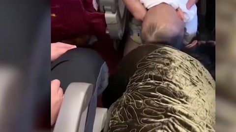 高空急救！嬰兒<em>異物</em>堵塞呼吸困難 空姐跪地施救轉(zhuǎn)危為安