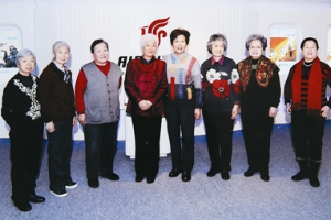 2012年“<em>十八</em><em>姐妹</em>”中<em>的</em>八位<em>姐妹</em>共慶“三八”婦女節(jié)