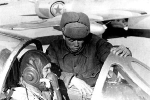 “<em>空中</em>拼<em>刺刀</em>”，拼出如今鋼多氣盈骨更硬——飛行員待命升空作戰