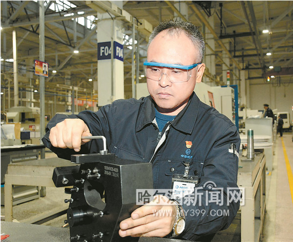 <em>李</em>長(zhǎng)<em>軍</em>：<em>鉗工</em>大咖的鑄“心”路