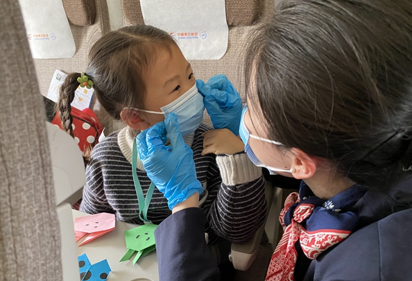 春運首日東航無陪兒童：“謝謝姐姐，我們還會再見”