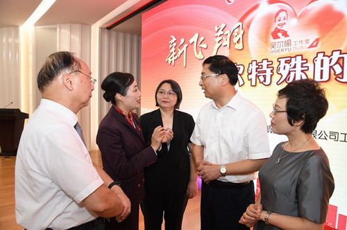 全國勞模、上航乘務員吳爾愉