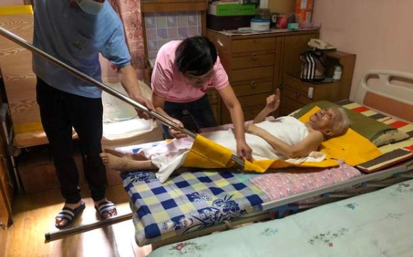老年人對長征鎮<em>免費</em>助浴<em>服務</em>贊不絕口