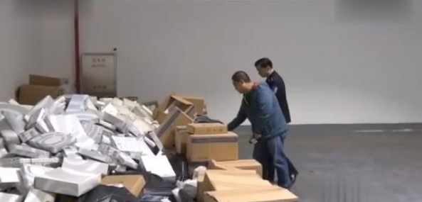 這都敢造假 <em>汽車</em>充氣氣囊無故彈出 警方搗毀多個假冒<em>汽車</em>配件窩點