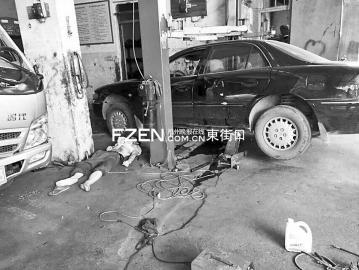 <em>轎車(chē)</em>舉升機(jī)上滑落 汽修工一死一重傷