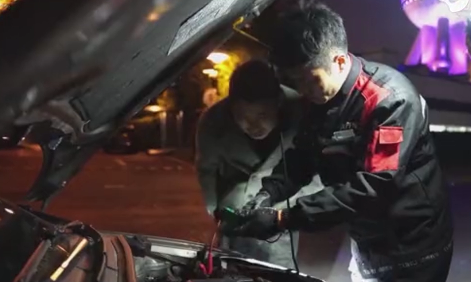 低溫下的勞動者：救援不懼寒潮天 星光不負修車人