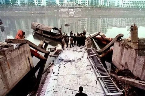 重慶市綦江縣彩虹橋<em>垮</em><em>塌</em><em>事故</em>