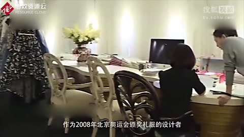 2008年北京奧運會頒獎禮服的設(shè)計者郭培的設(shè)計驚艷世界