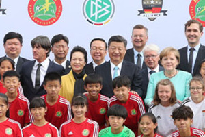 習近平同德國總理默克爾共同觀看<em>中德</em>青少年足球友誼賽