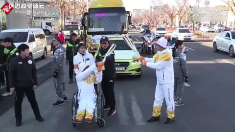 中國“倒立男孩” 為平昌冬奧會傳遞圣火