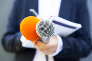 <em>新聞學</em><em>專業</em>、<em>廣告學</em><em>專業</em>、<em>網絡</em><em>與</em><em>新</em><em>媒體</em><em>專業</em>、<em>漢語言</em><em>文學</em><em>專業</em>：淺談<em>新</em><em>媒體</em><em>專業</em>的人才培養和<em>課程</em><em>建設</em><em>課程</em>中的應用場景