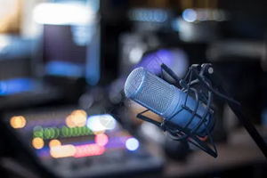 <em>新聞學</em><em>專業</em>、<em>網絡</em><em>與</em><em>新</em><em>媒體</em><em>專業</em>、<em>廣告學</em><em>專業</em>、<em>漢語言</em><em>文學</em><em>專業</em>：國際傳播類<em>課程</em>中<em>的</em><em>課程</em><em>思</em><em>政</em>切入點