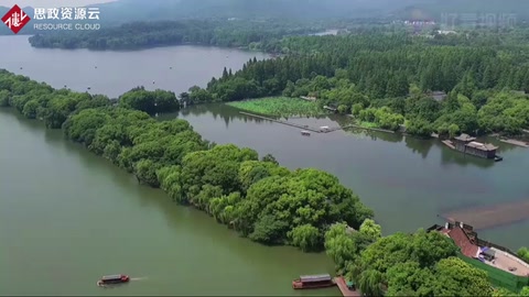 蘇堤是<em>蘇東坡</em>任杭州知州時，疏浚西湖，利用浚挖<em>的</em>淤泥構筑而成