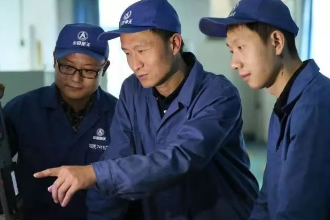 大國工匠—徐立平—<em>從</em>“炸藥堆”里<em>走出</em><em>的</em>工匠