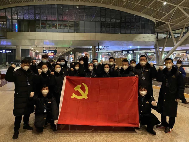 挺起鋼鐵脊梁 情注英雄城市—武漢站“頭雁”黨團員突擊隊
