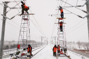 <em>授課</em><em>圖片</em>—檢車員清除<em>接觸網</em>冰雪