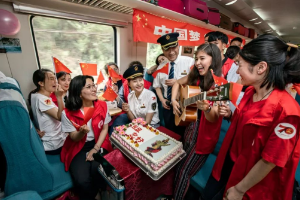 <em>授課</em><em>圖片</em>—列車(chē)載著<em>幸福</em>行