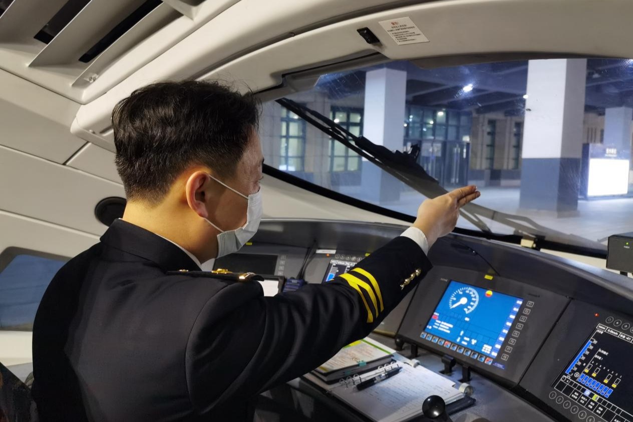 <em>授課</em><em>圖片</em>—牡丹江機(jī)務(wù)段動(dòng)車組司機(jī)<em>景</em>祥君-手中大閘把沉甸甸