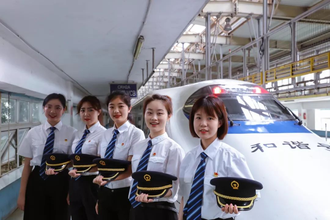 授課圖片—第一批女火車司機駕駛三八號機車組，<em>綻放</em>巾幗力