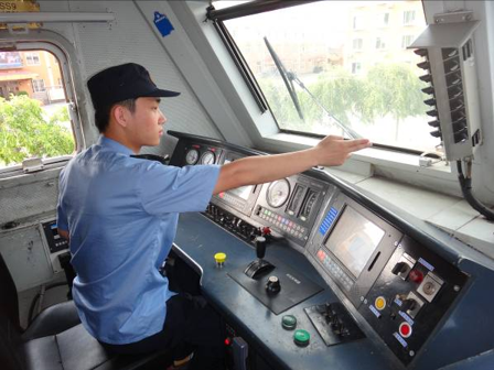 <em>授課</em><em>圖片</em>—列車發(fā)車前<em>確認</em>機車<em>信號</em>機上下行開關(guān)