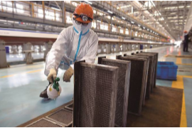 <em>南京</em>動車組工作人員在對空調濾棉進行消毒