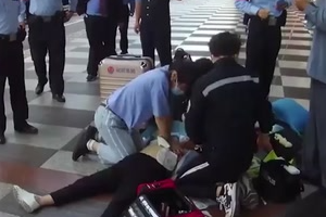 醫學生車站跪地救人面對鏡頭她說：別宣傳我宣傳心肺復蘇